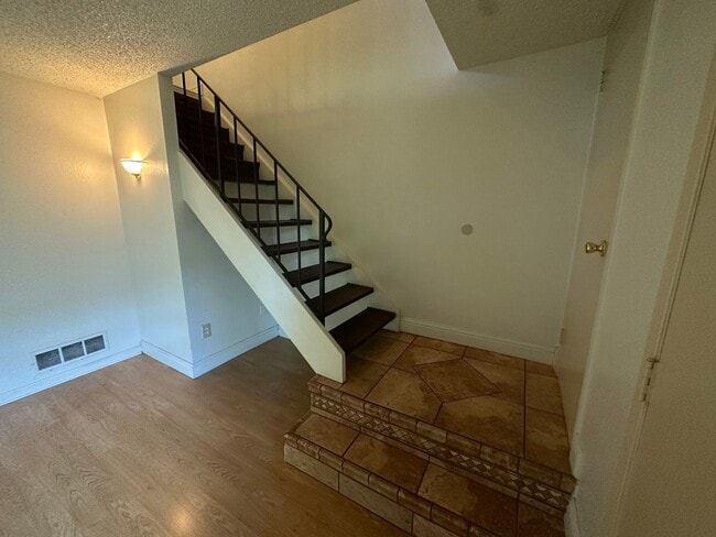Building Photo - Three Bedroom Townhome Near River Access