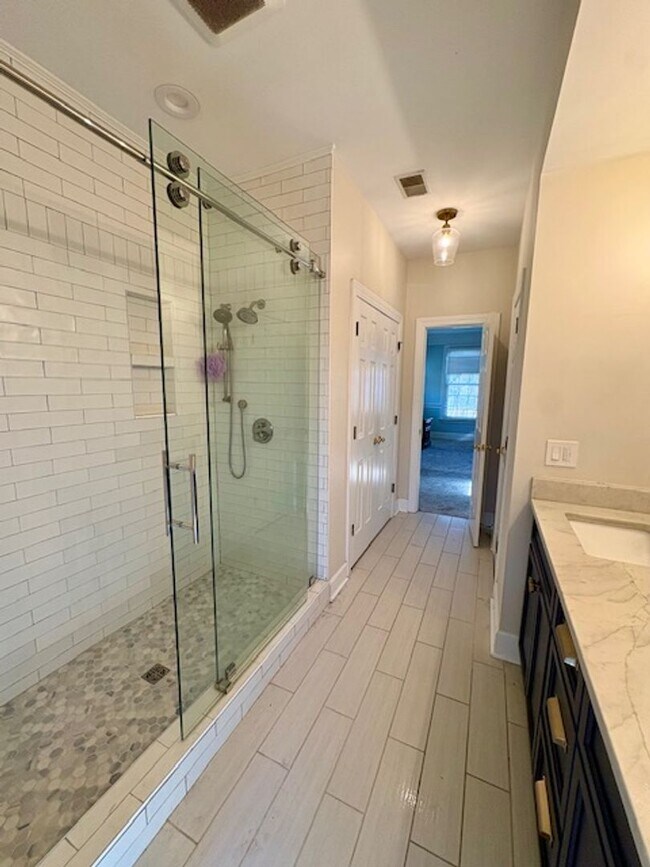 Building Photo - Spacious Five Bedroom Home in Mount Pleasant