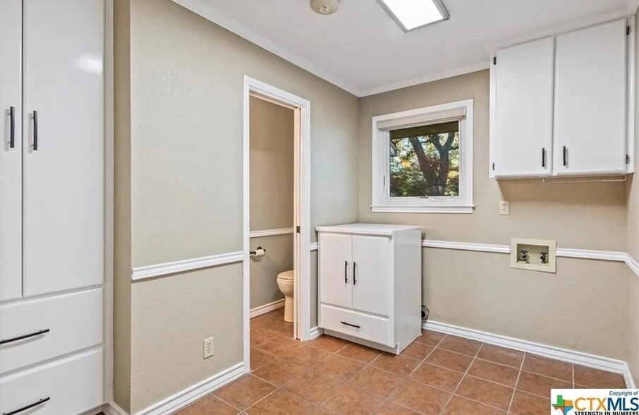 Building Photo - 3069 Summit Dr
