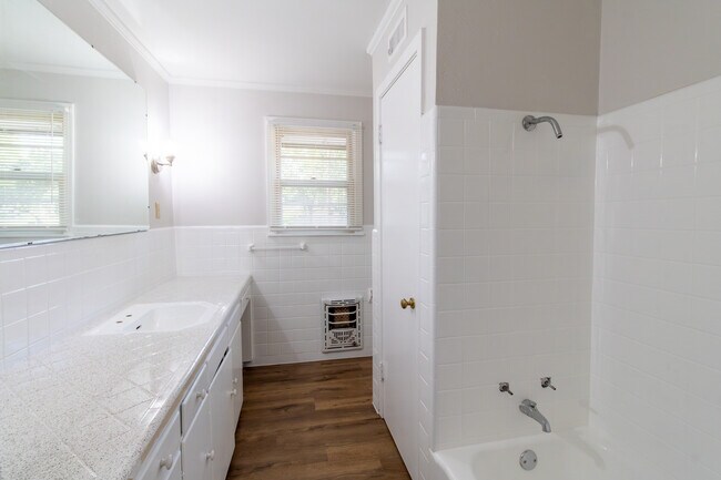 Building Photo - 2400 Hampstead Ln