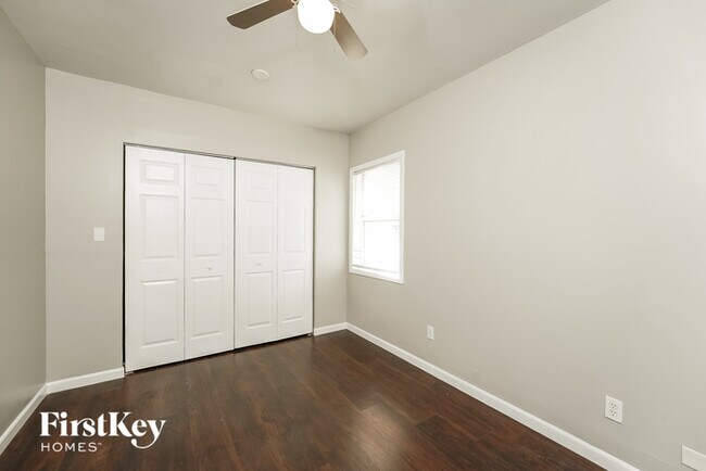 Building Photo - 734 SW Avens St