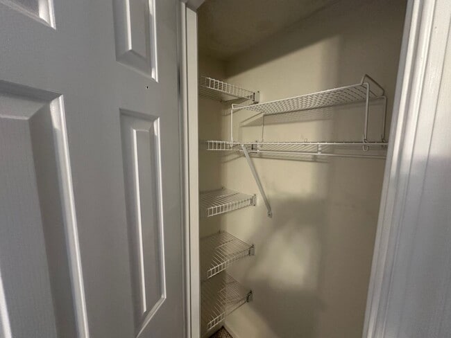 Building Photo - End Unit Townhouse for Rent