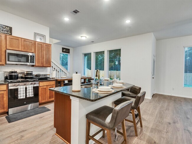 Building Photo - 401 Magnolia Ln