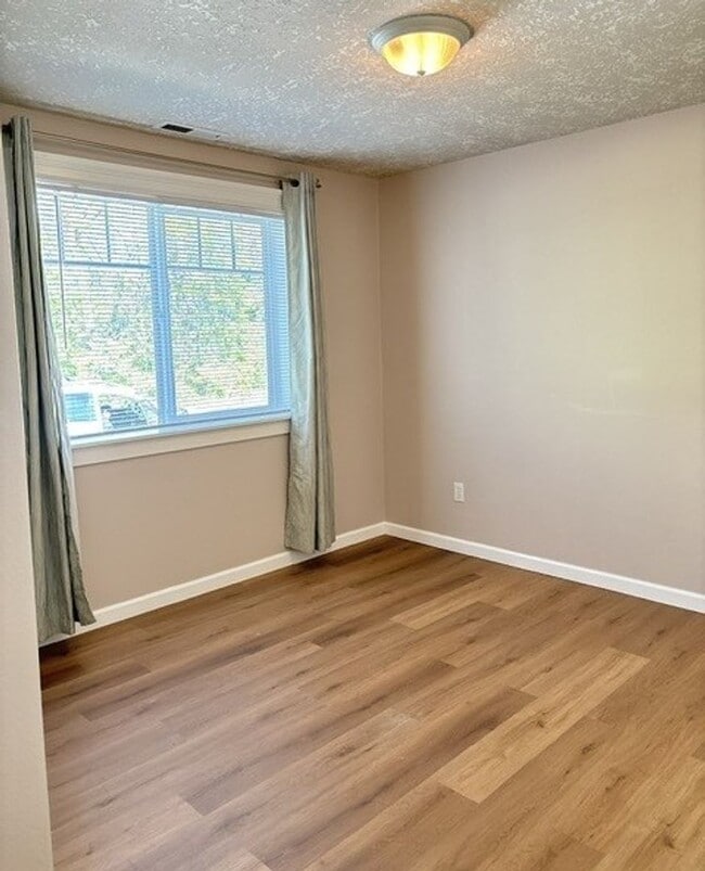 Building Photo - 3Bd/2Ba Single Story Home - Available to View!