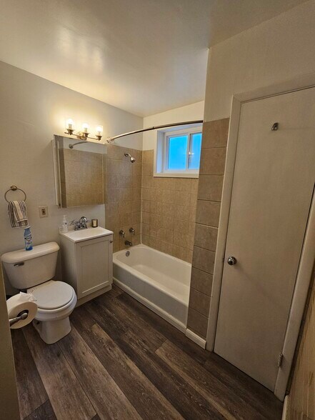 Bathroom - 4011 Buckingham Dr