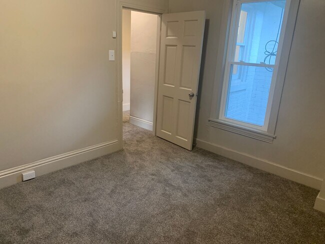 Building Photo - Spacious Renovated 5 Bed 1.5 Bath House- Y...