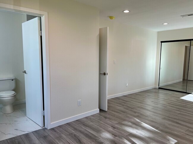 Building Photo - 6069 Lake Nadine Pl