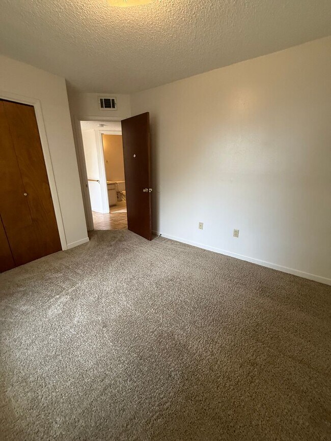Building Photo - 126 Classic Ct