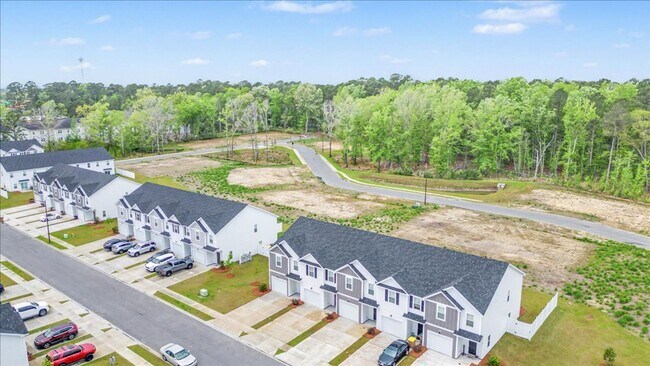 Building Photo - Like New 3 Bed, 2.5 Bath End Unit Townhome in Richmond Hill