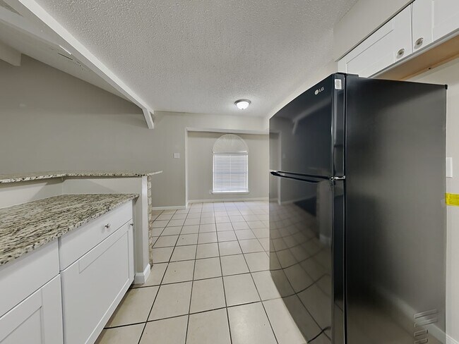 Building Photo - 23123 Bayleaf Dr