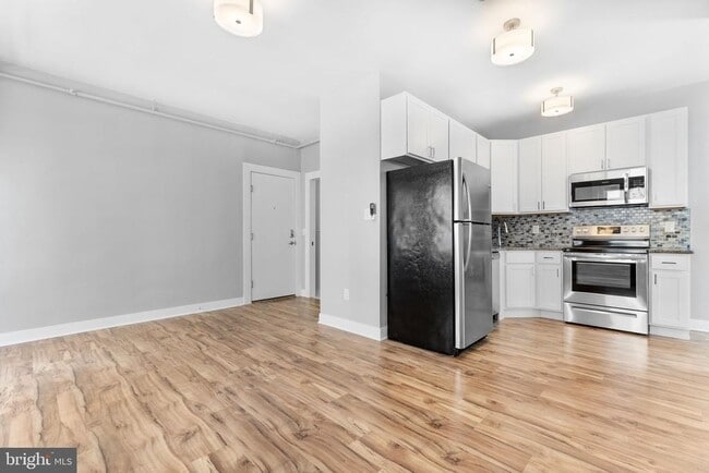 Building Photo - 200 W 10th St