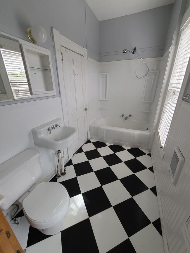 Building Photo - 2 Bedroom with Shed