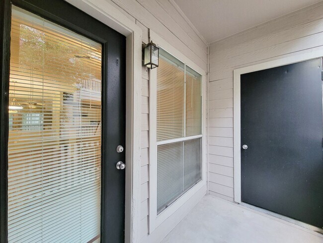 Building Photo - 2 Bed Townhouse Condo Near Medical Center & Rice Village!