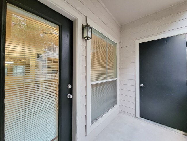 Building Photo - Beautifully Updated 2-Bedroom, 1-Bath Condo!