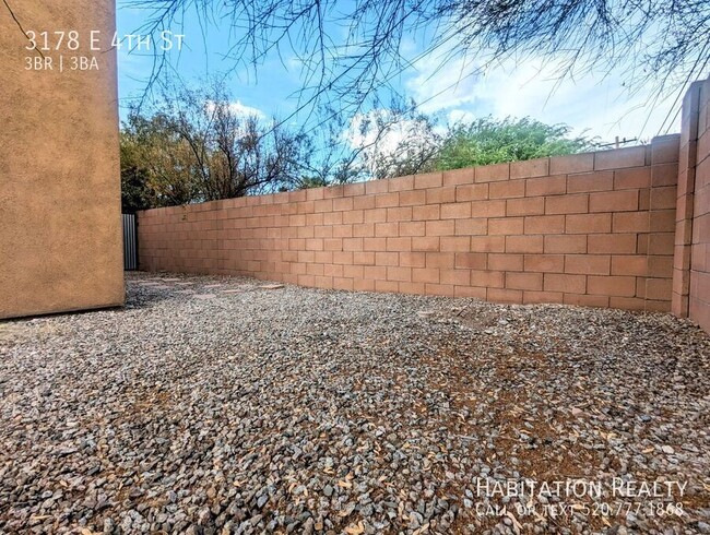 Building Photo - Pre-Lease!! 3bed/3bath townhome in Miramon...