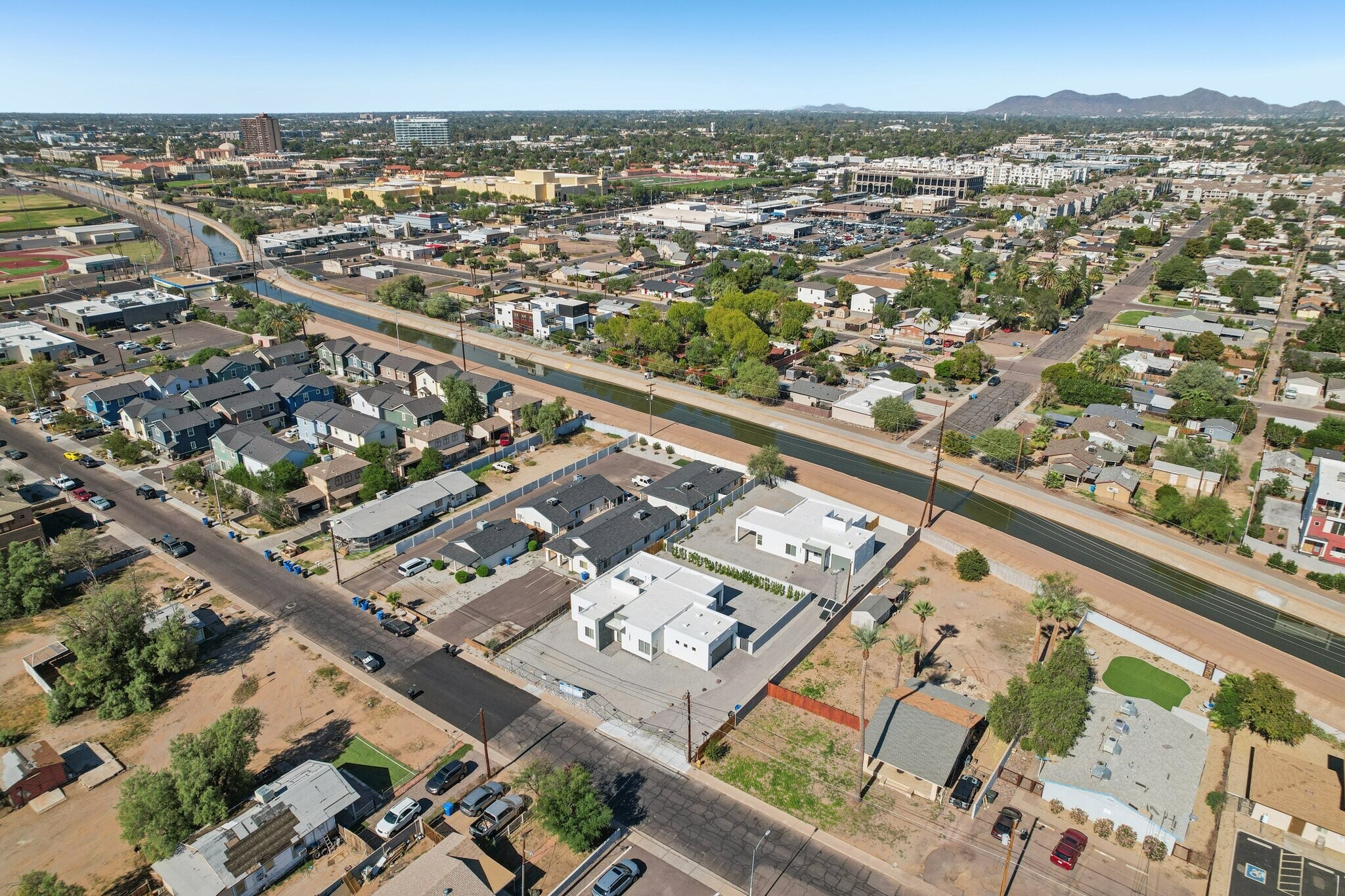 Building Photo - 910 E Roma Ave