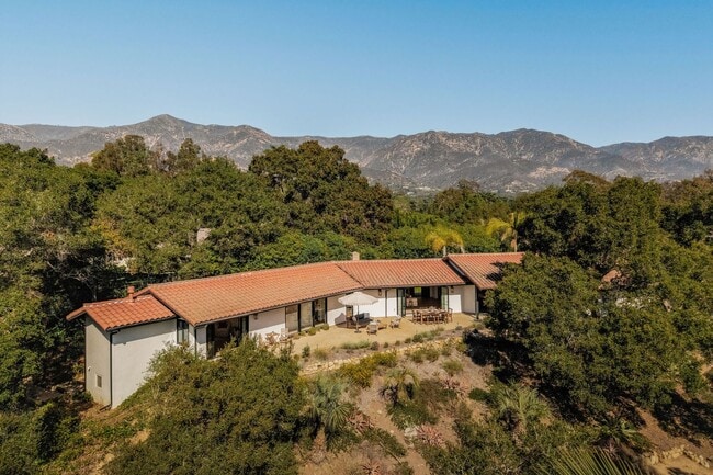 Building Photo - Leafy Montecito