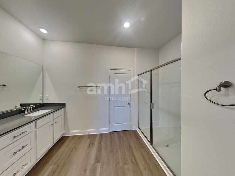 Building Photo - 3691 Lk Blf Lp