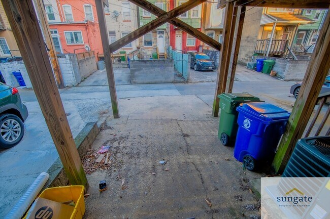 Building Photo - 615 S Glover St