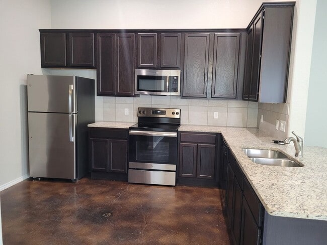 Building Photo - Luxury 3/2Duplex in Seguin, TX