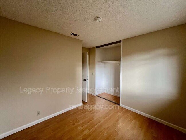 Building Photo - 827 Crested Dr