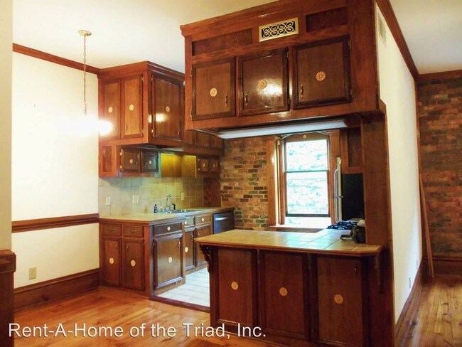 Building Photo - 602 S Elm St