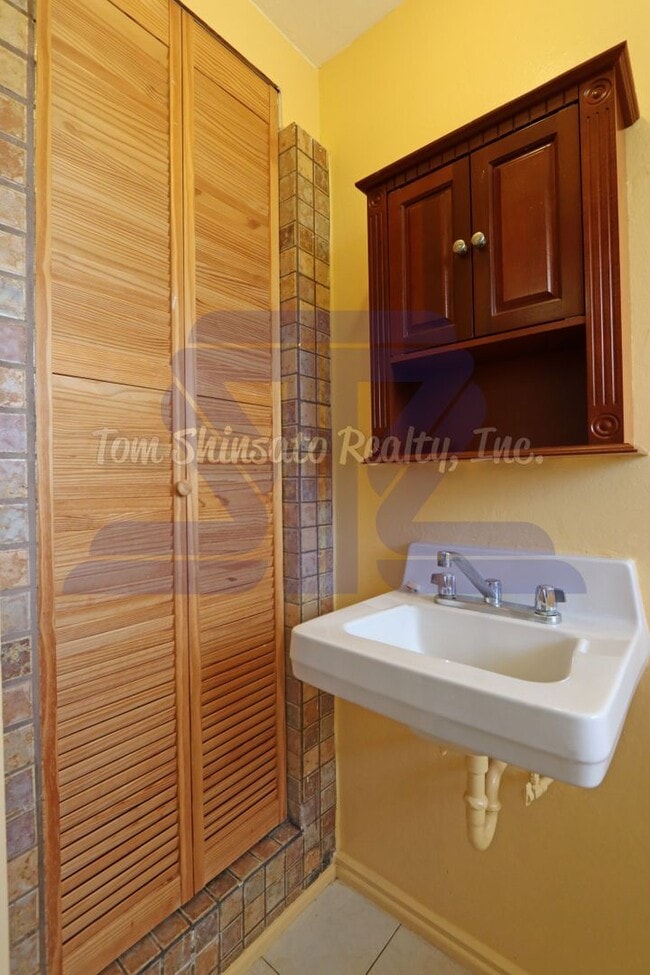 Building Photo - PRICE REDUCTION - Upstairs duplex unit in ...