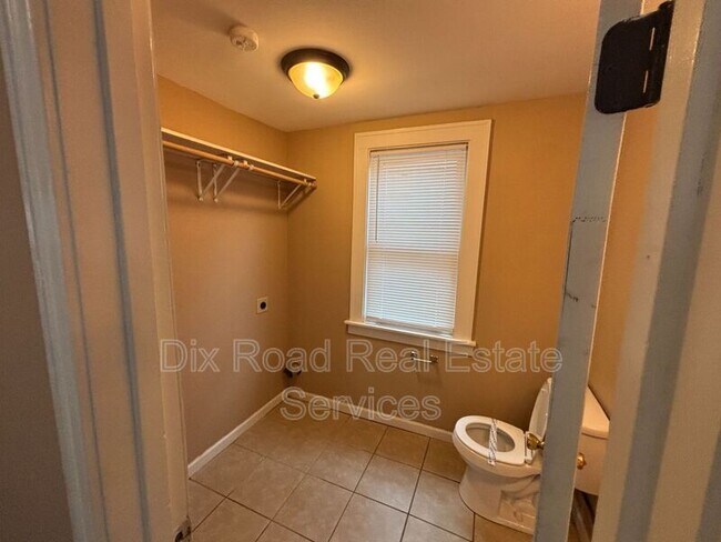 Building Photo - 411 Millikin St