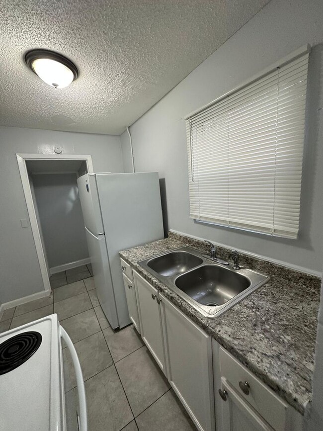 Building Photo - Fully Renovated 3/1 Single Family Ready for Move In!!!