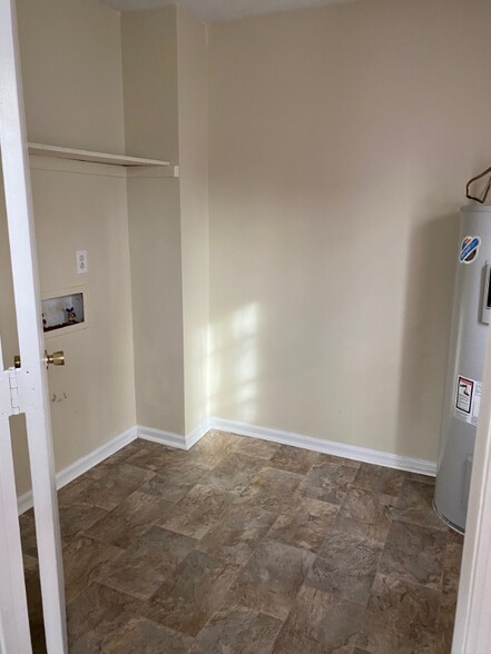 Building Photo - 3230 Aqueduct Dr