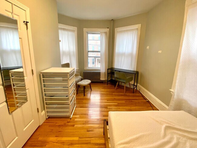 Building Photo - Mission Hill Modern 4bed / 2bath with laundry in unit- available September 2026