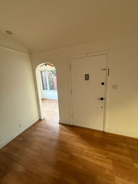 Building Photo - 8921 Rosewood Ave