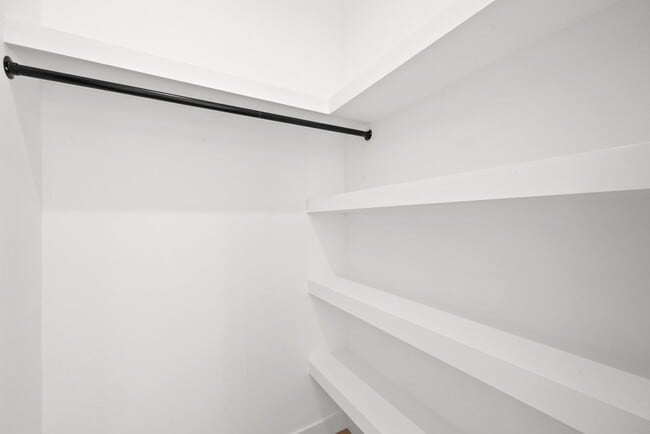 Building Photo - Bright and Spacious Newly Renovated Townhome | 5 Bedroom | 5 Bathroom | Parking Included