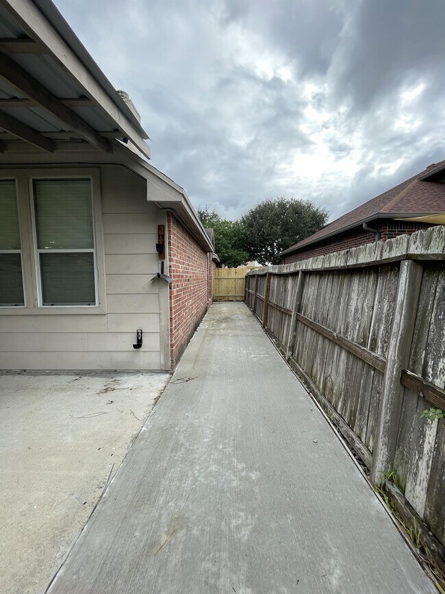 Building Photo - 6721 Dungeoness Dr