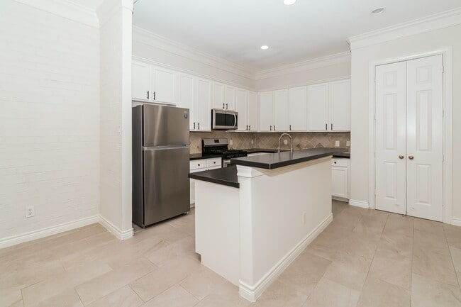 Building Photo - 2605 Cheshire Oaks Dr