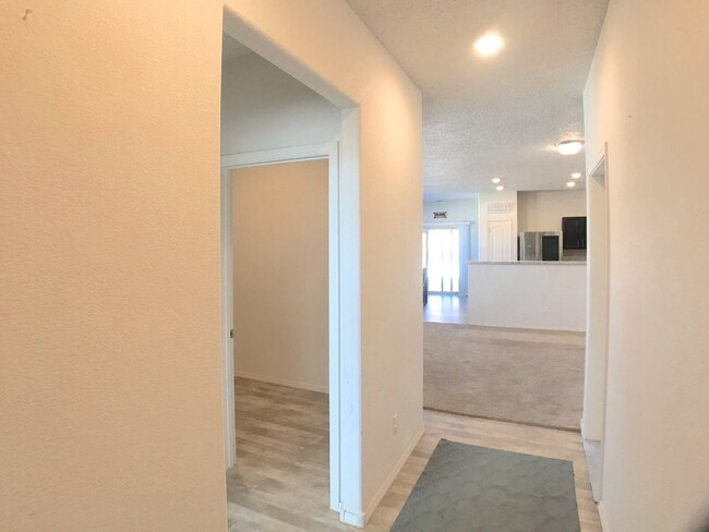 Building Photo - Spacious 4 Bedroom Los Lunas Home. Open la...