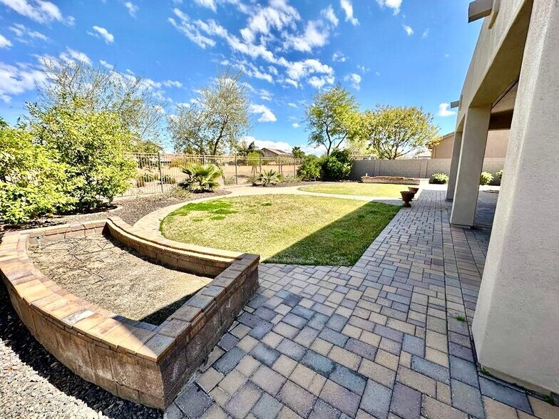 Building Photo - 722 E Sipapu Dr