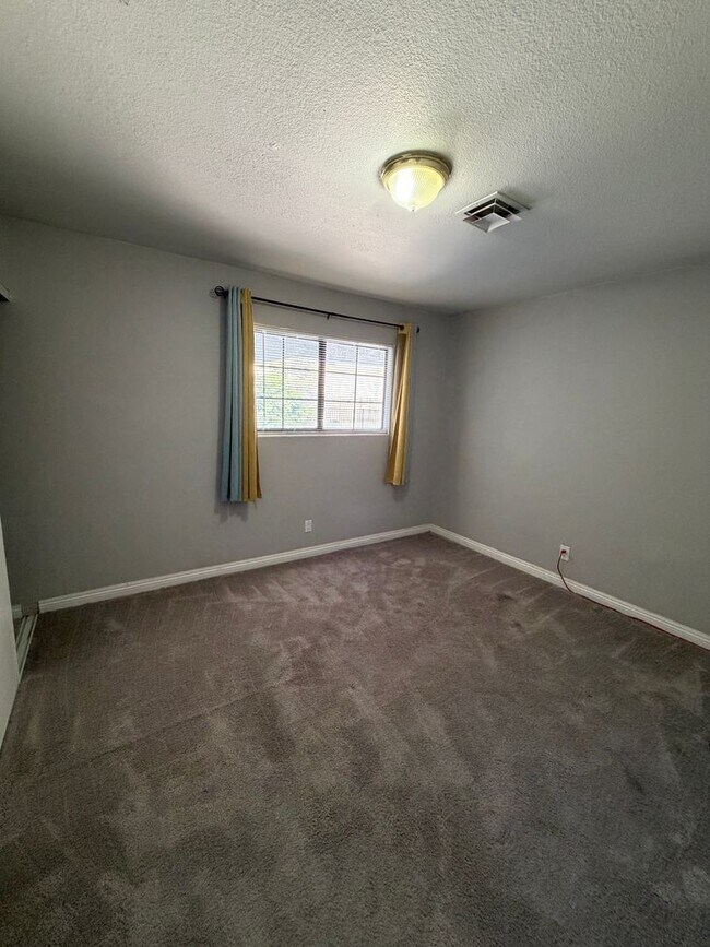 Building Photo - 2820 S Sandhill Rd