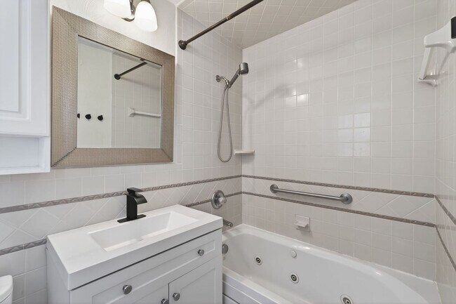 Building Photo - Spacious 5-Bedroom Home in Virginia Beach