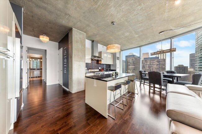 Building Photo - 600 N Fairbanks Ct