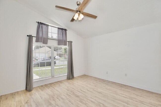 Building Photo - Beautiful 3/2 Home Recently Remodeled with...