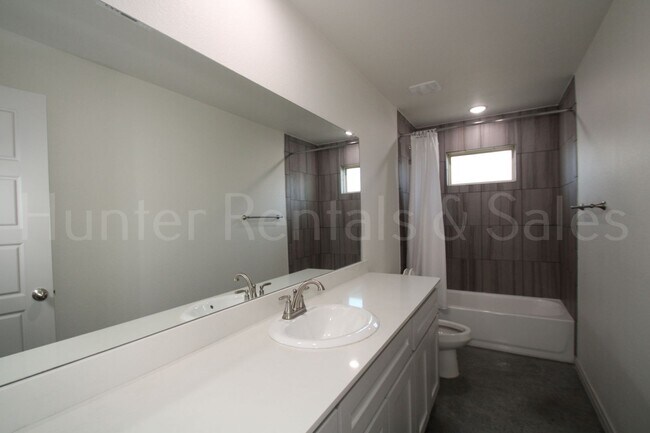 Building Photo - 805 Freedom Cir