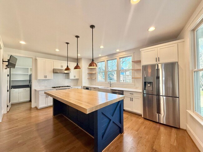 Building Photo - Custom Built 4BD, 3.5BA Five Points Home with a Bonus Room & Fenced Yard