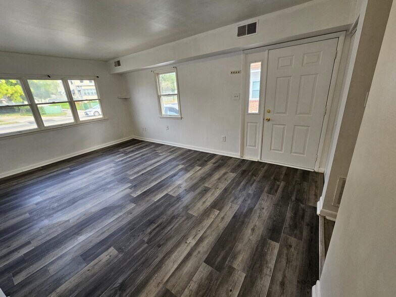Building Photo - 806 W Oak Ln
