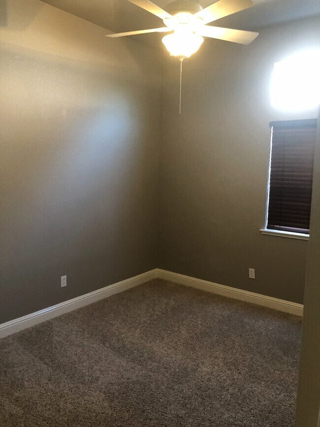 Building Photo - Amazing Single Story Home Located in Rosev...