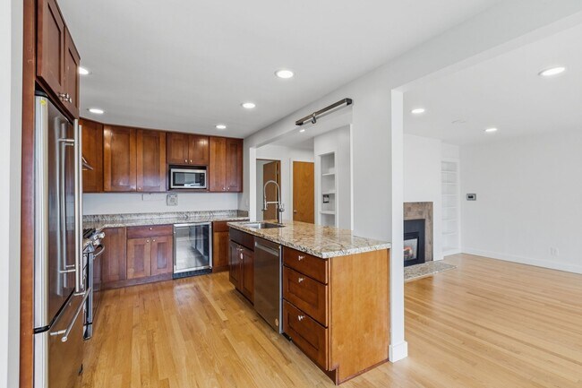 Building Photo - 5306 Beach Dr SW