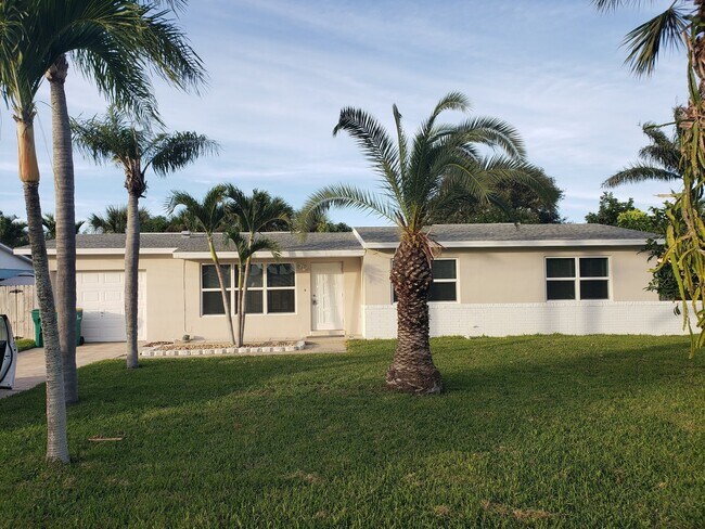 Building Photo - Charming Beachside Home