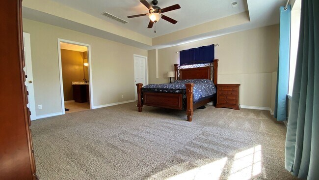 Building Photo - Gorgeous 3 Bedroom, 2 Bathroom Split Level...