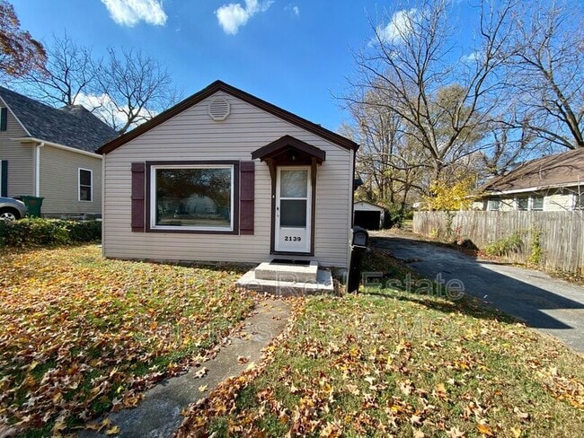 Primary Photo - 2139 N Benton Ave