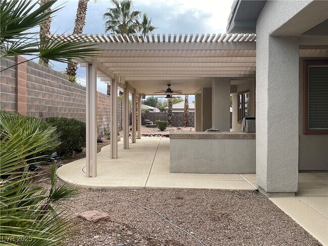 Building Photo - 10468 Garden Light Dr
